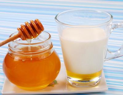 الحليب الدافئ مع العسل قبل النوم لمقاومة الأرق والنوم العميق 
