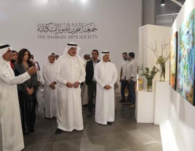 المرأة البحرينية : افتتاح معرض "أجيال" للفن التشكيلي بمشاركة ٤٦ فنانا