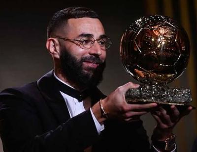 متفوقاً على محمد صلاح...بنزيما يتوج بجائزة أفضل لاعب في العالم