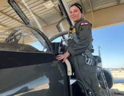 لبنان: جنى صادر أول إمرأة "قائدة طائرة" في الجيش