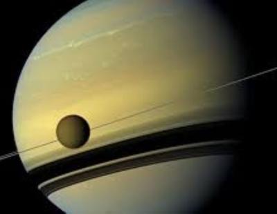 تيتان أكبر أقمار زحل يكشف عن أنماط طقس موسمية