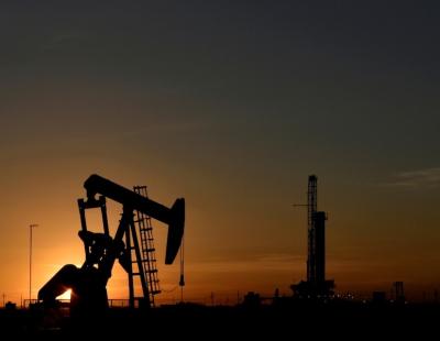  أسعار النفط تتراجع بعد تصريحات رئيس Moderna