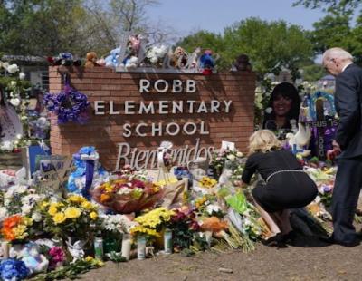 بايدن يقدم واجب العزاء لضحايا إطلاق النار في مدرسة بتكساس