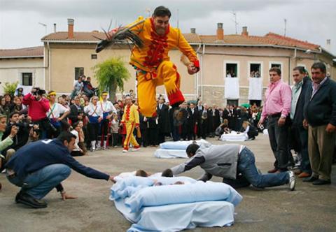 في عادة هي الأغرب ، مهرجان القفز فوق الأطفال بأسبانيا