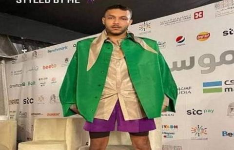بسبب ملابسه ..ويجز يثير سخرية جمهوره فى حفل السعودية