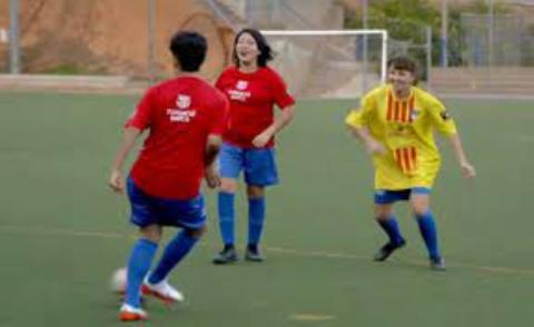 فريقا لكرة القدم من اللاجئات ببرشلونة 