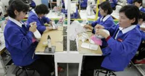 النساء العاملات بكوريا الشمالية ينفقن على أسرهن أكثر من الرجال