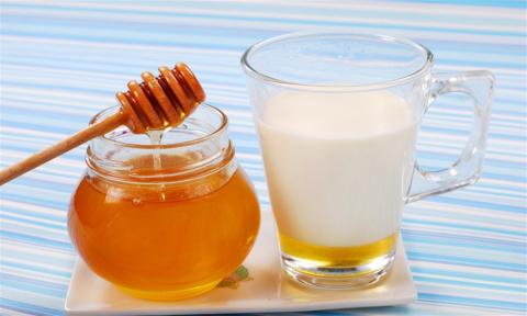 الحليب الدافئ مع العسل قبل النوم لمقاومة الأرق والنوم العميق 