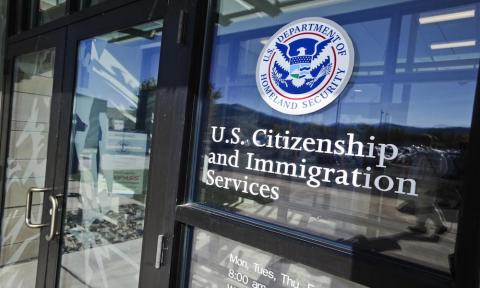 دائرة الهجرة الأمريكية تقر تغييرا في رسوم الهجرة والتجنيس 