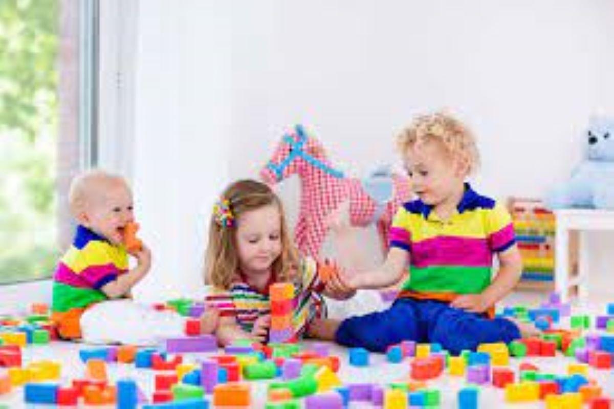 دراسة : لعب الأطفال مع قرنائهم يحميهم من أخطار الصحة العقلية